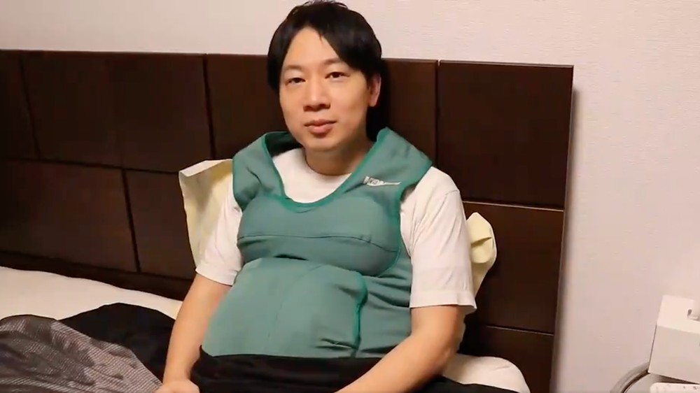 Японський політик із 7-кілограмовим "вагітним животом"