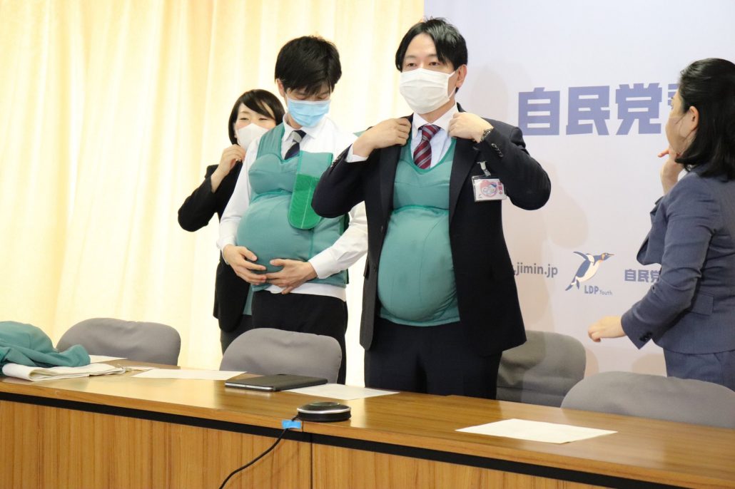 Японські політики вирішили два дні носити 7-кілограмові «вагітні животи», щоб показати чиновникам, із якими проблемами стикаються вагітні жінки