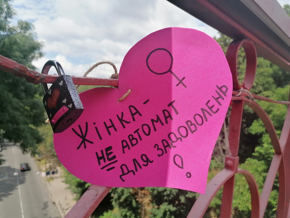 Міст кохання, Київ, 28 червня 2021 року. Флешмоб про згоду на секс до 25-ї річниці Конституції України