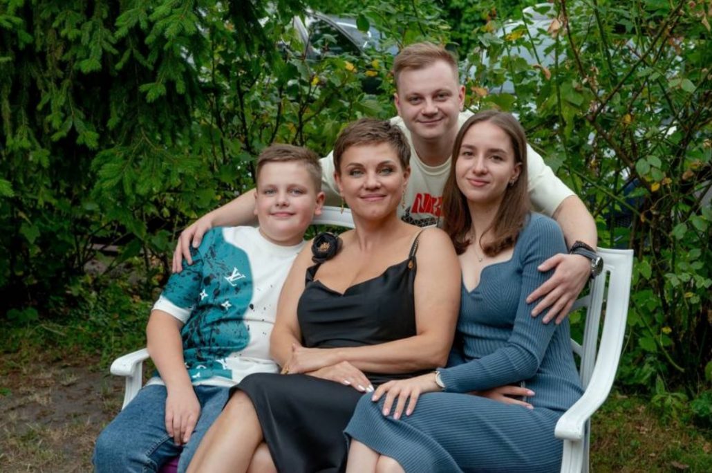 Олена Стретович із сім'єю