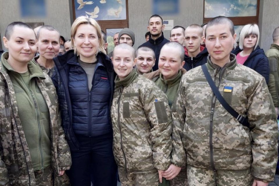 Звільнені з полону українські жінки-військові, 