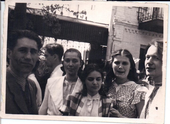 Алла Горська з однокласниками. Фото з родинного архіву Олени Зарецької